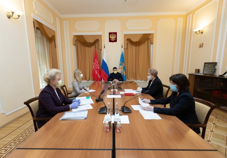 Выплату стимулирующих надбавок псковским медикам проконтролировал Михаил Ведерников