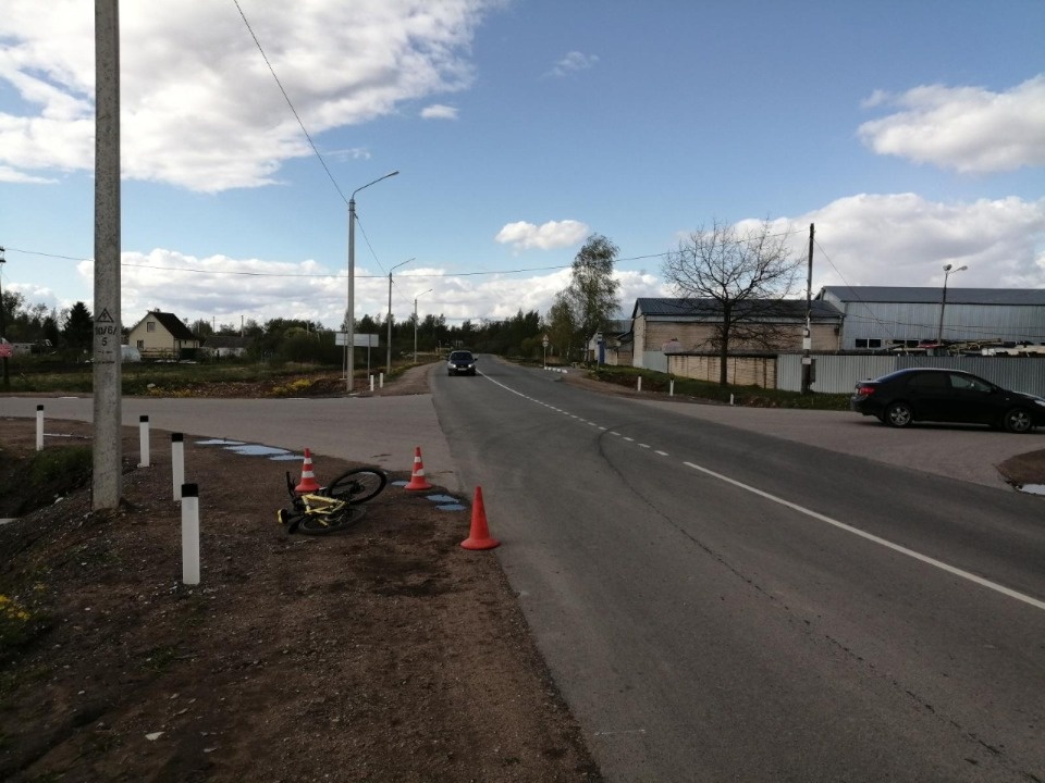Ребёнок на велосипеде попал под колёса КАМАЗа в Псковском районе Ребёнок на велосипеде попал под колёса КАМАЗа в Псковском районе
