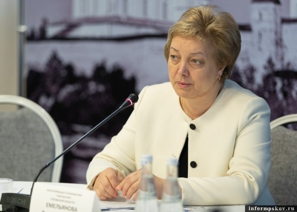 С окончанием учебного года поздравила псковских выпускников Вера Емельянова  