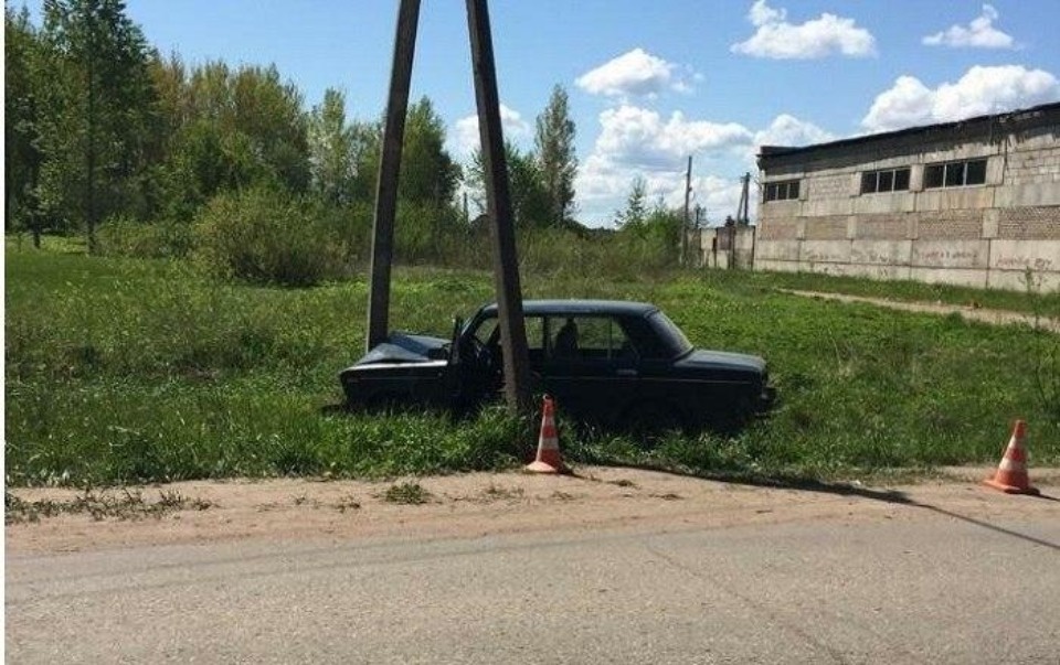 Нетрезвый водитель ВАЗа врезался в осветительную опору в Опочке Нетрезвый водитель ВАЗа врезался в осветительную опору в Опочке