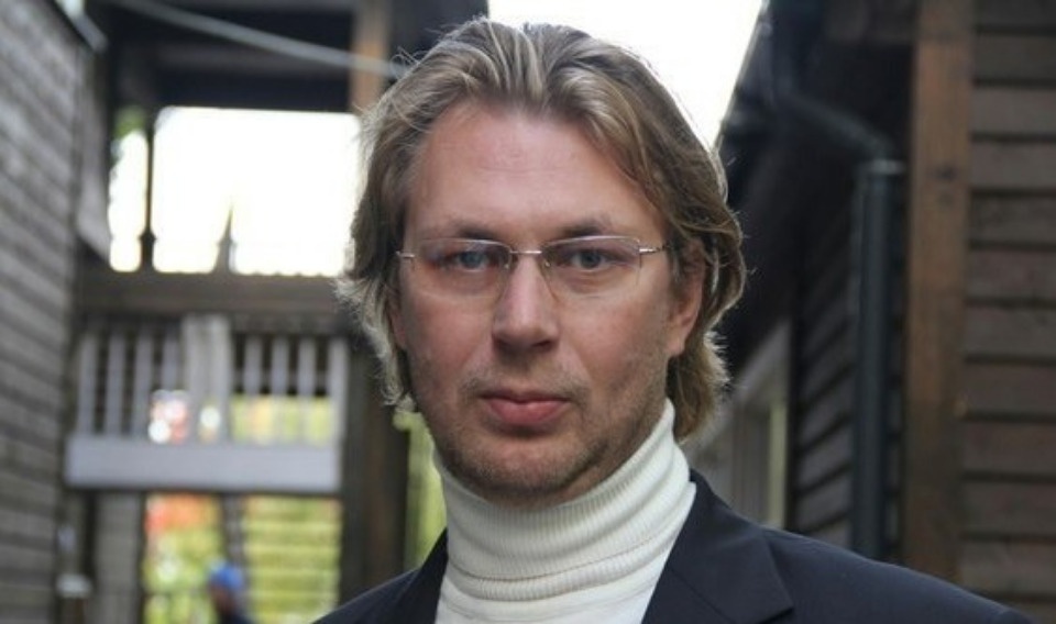 Житель Гдова спас детей из горящего на парковке автомобиля Житель Гдова спас детей из горящего на парковке автомобиля