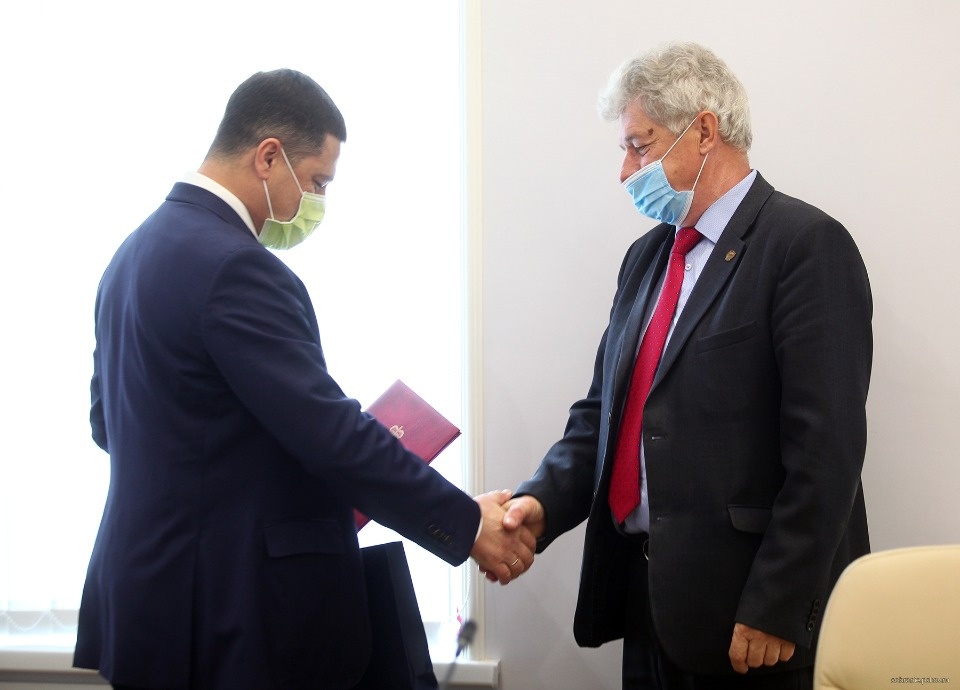 Коммунисты передали Ведерникову жалобы на качество воды и нехватку лекарств