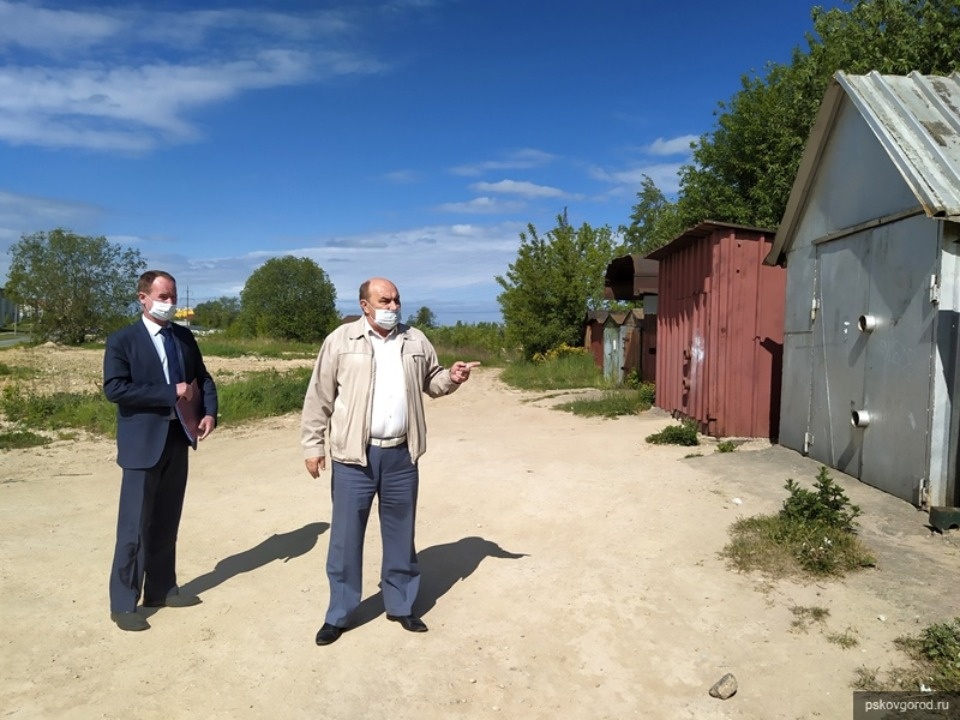 Гаражи демонтируют на месте будущего парка «Россия — моя история» в Пскове