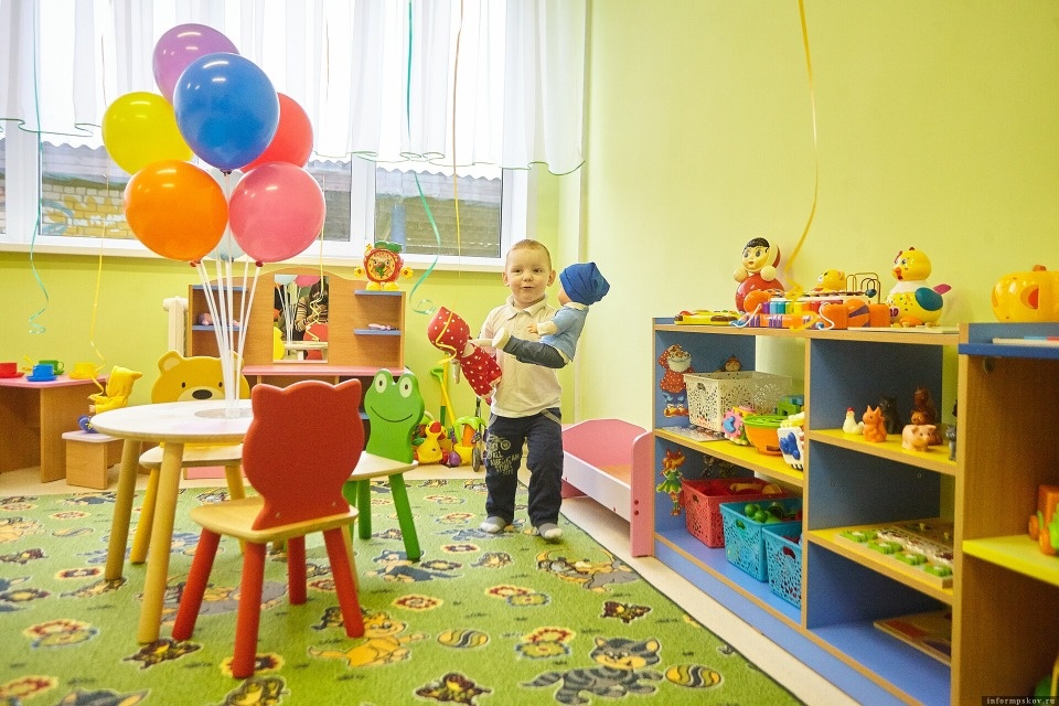 Сотрудники дежурных групп псковских детских садов будут работать посменно