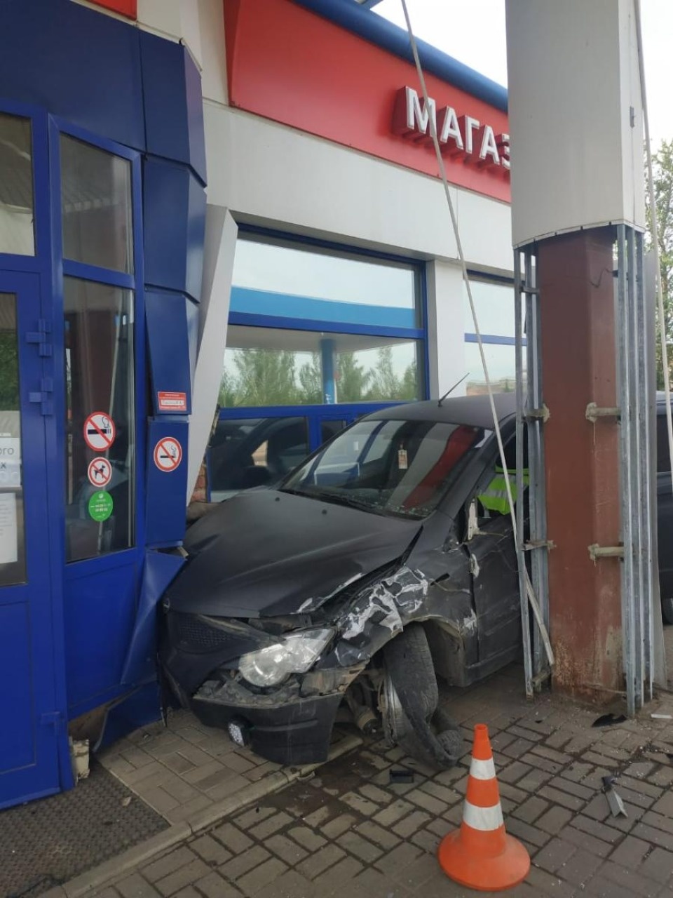 Женщина на автомобиле протаранила автозаправочную станцию в Великих Луках