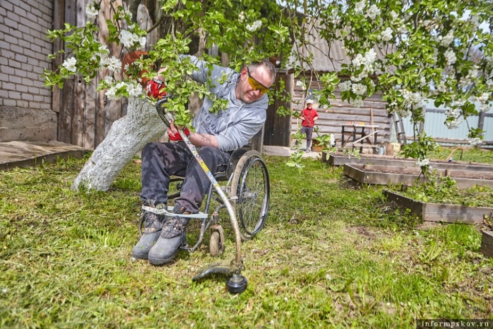 После публикации на ПАИ об инвалиде из Острова местное предприятие решило подарить ему коляску После публикации на ПАИ об инвалиде из Острова местное предприятие решило подарить ему коляску