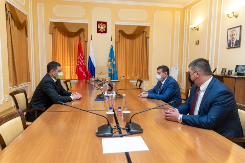 Михаил Ведерников поздравил Игоря Иванова с назначением на пост председателя облсовпрофа