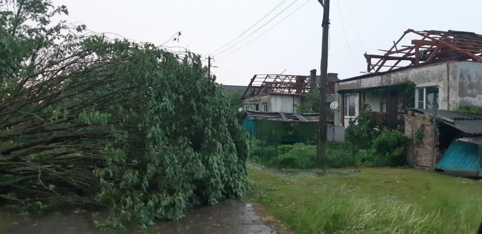 Михаил Ведерников поручил оказать помощь пострадавшим от урагана на юге области