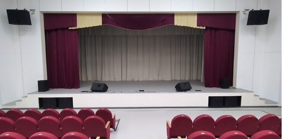 В Бежаницком центре культуры монтируют новую звуковую и световую аппаратуру