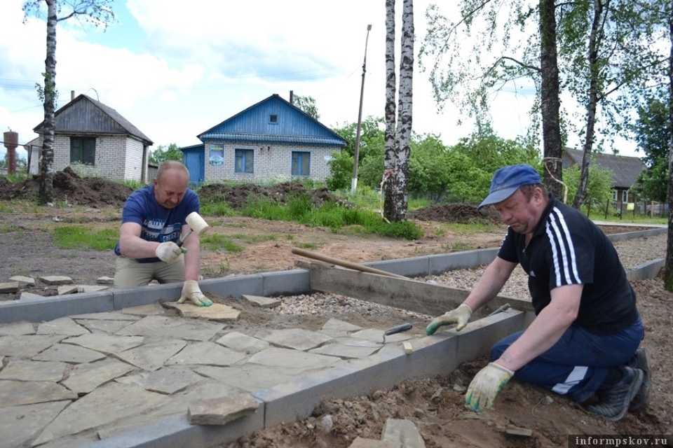 В Плюссе завершают благоустройство сквера