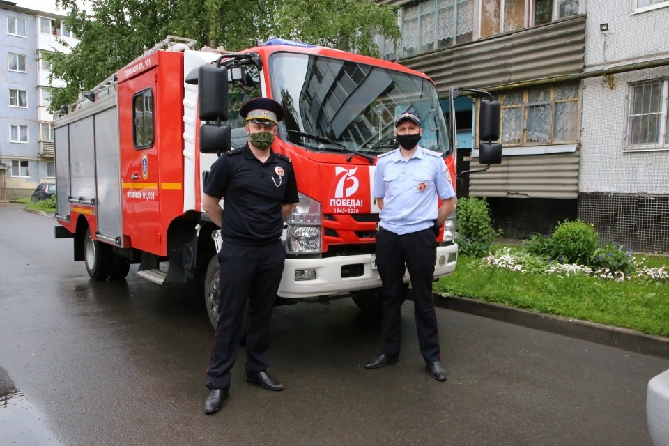 Псковские полицейские спасли людей из горящего дома