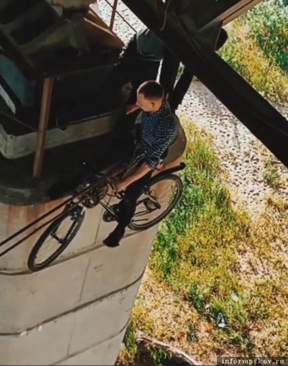 Пскович Марк Озеров прыгнул с моста на велосипеде
