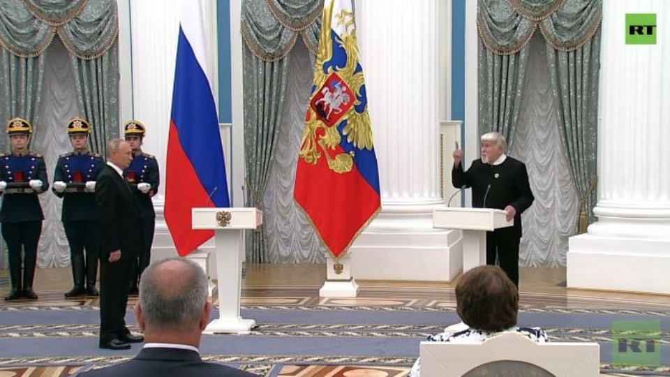 Владимир Путин вручил госпремию писателю Валентину Курбатову