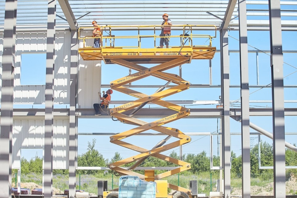 Наталья Юшко посетила строительную площадку завода «Титан-Полимер»