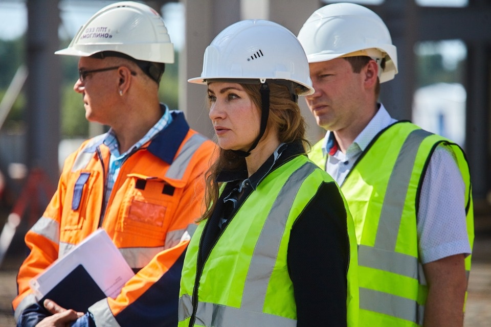 Наталья Юшко посетила строительную площадку завода «Титан-Полимер»