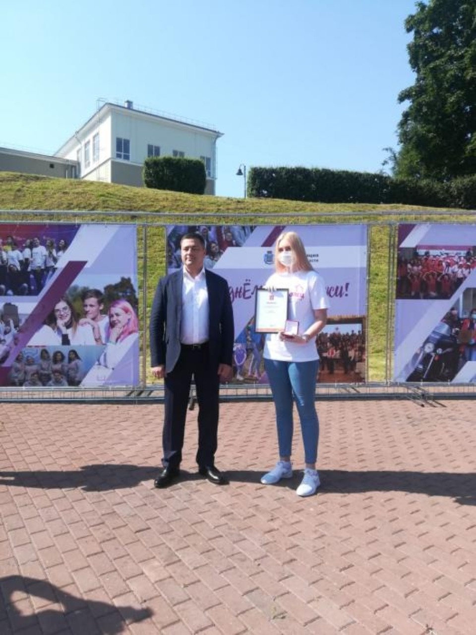 Михаил Ведерников наградил молодых волонтёров