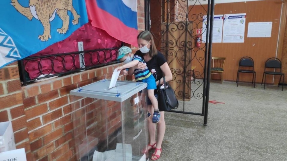 Голосование по поправкам в Конституцию в Псковской области проходит без нарушений