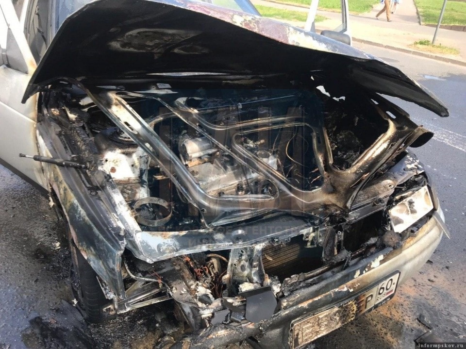 В центре Пскова сгорел автомобиль