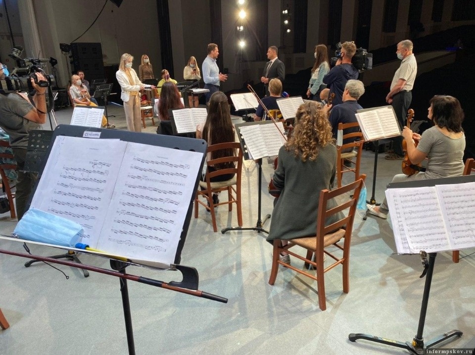 Губернатор передал псковскому симфоническому оркестру новые инструменты Губернатор передал псковскому симфоническому оркестру новые инструменты