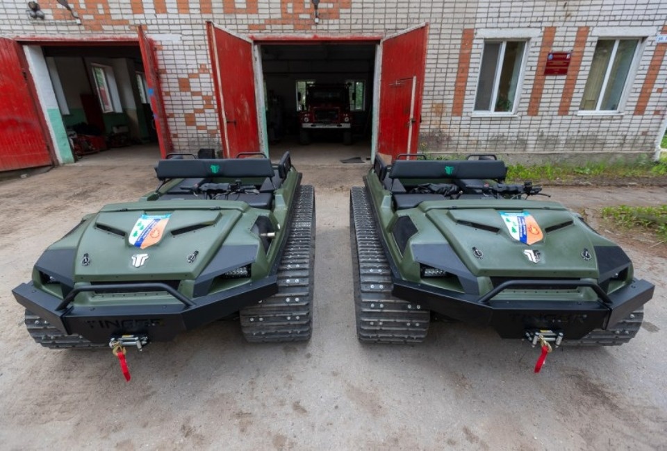 Два вездехода и пять автоцистерн поступили для борьбы с пожарами в псковских лесах