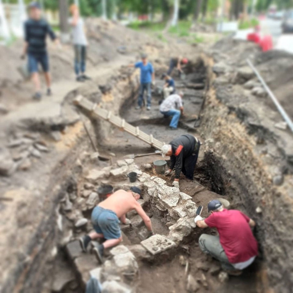 Под улицей Поземского в Пскове нашли фундамент здания 