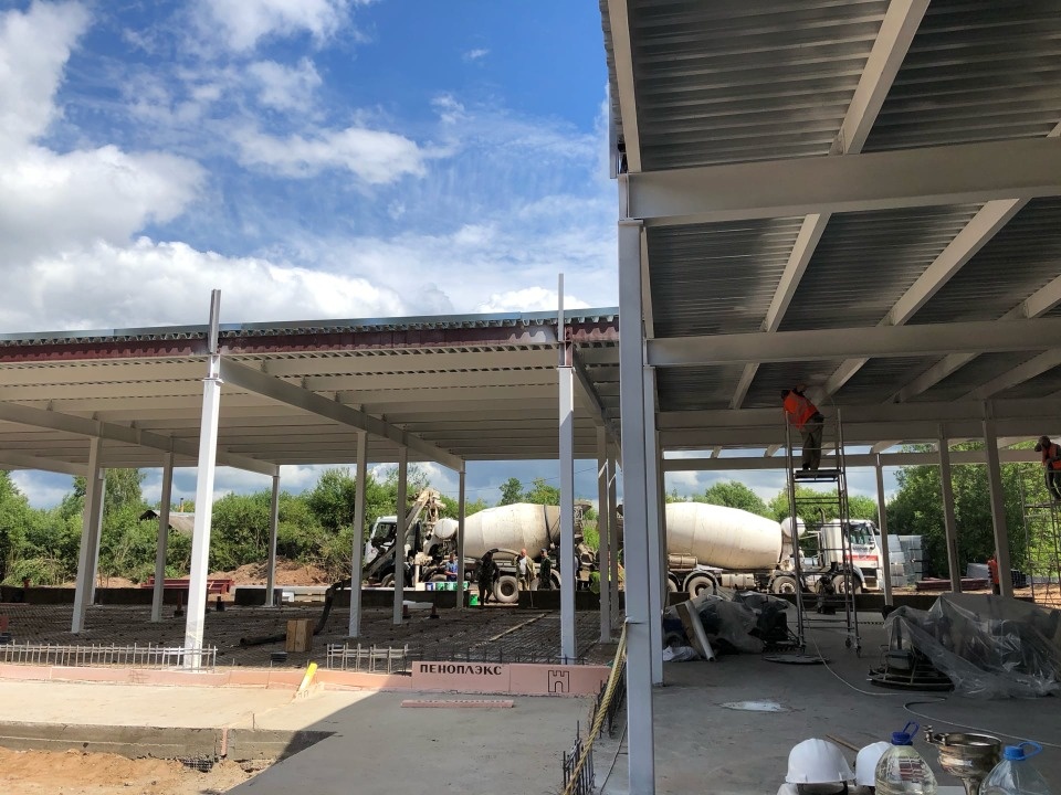  В Великих Луках освятили строящееся инфекционное отделение