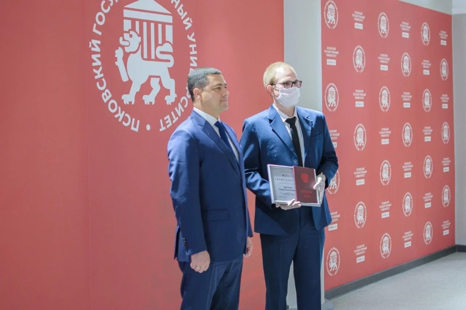 Михаил Ведерников вручил дипломы лучшим выпускникам ПсковГУ