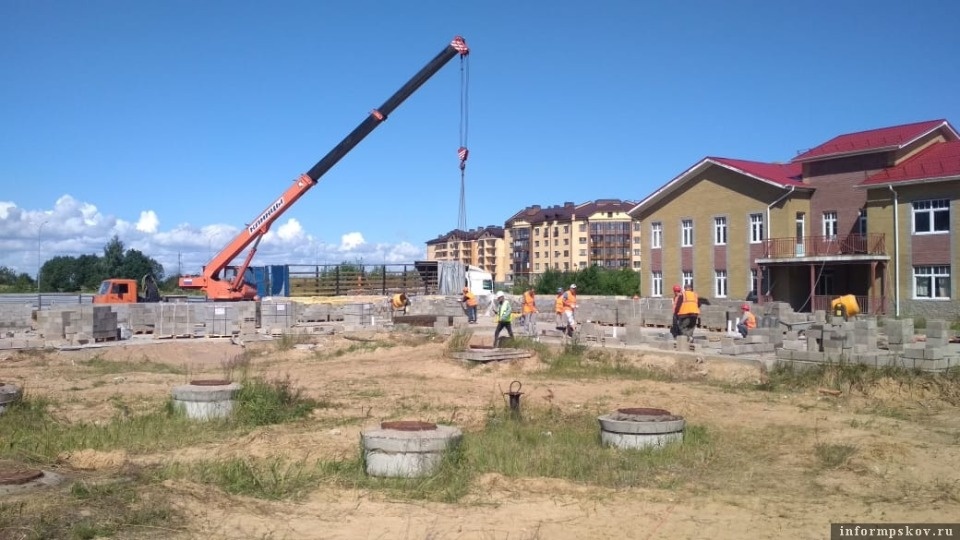 Строительство социального городка в Псковском районе идёт полным ходом