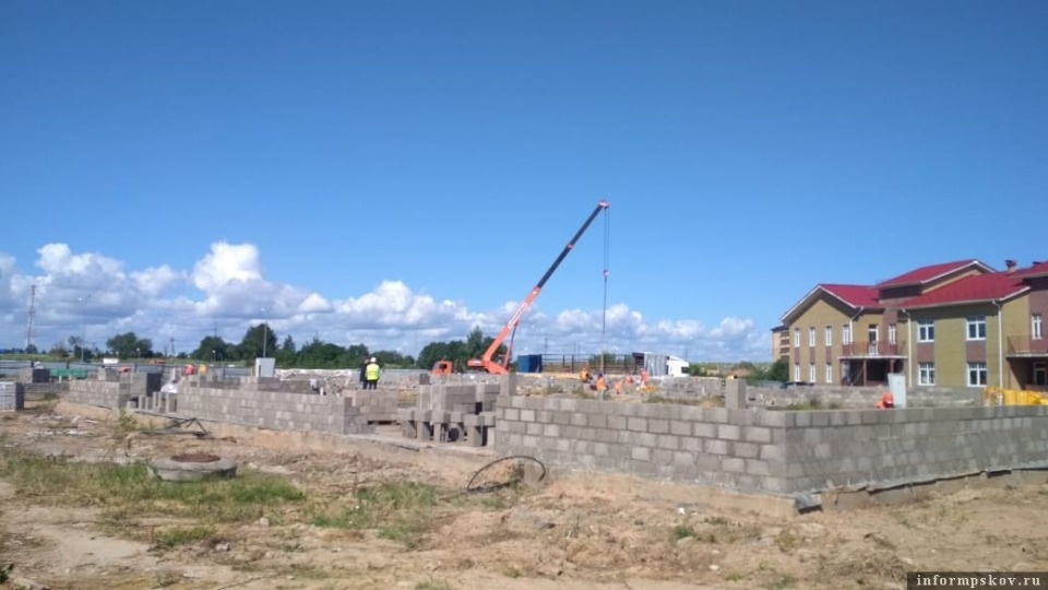 Строительство социального городка в Псковском районе идёт полным ходом