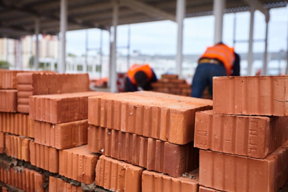 В сентябре сдадут дома для переселенцев из аварийного жилья в Дновском и Великолукском районах 