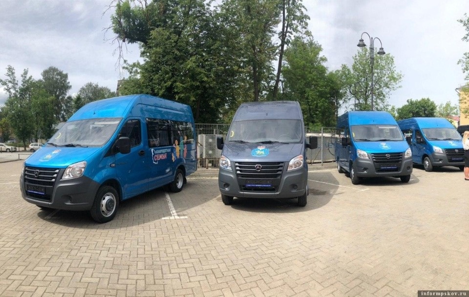 Восемь многодетных семей Псковской области получили микроавтобусы