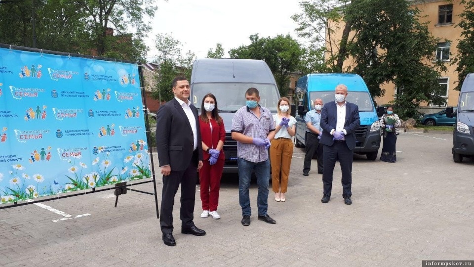 Восемь многодетных семей Псковской области получили микроавтобусы