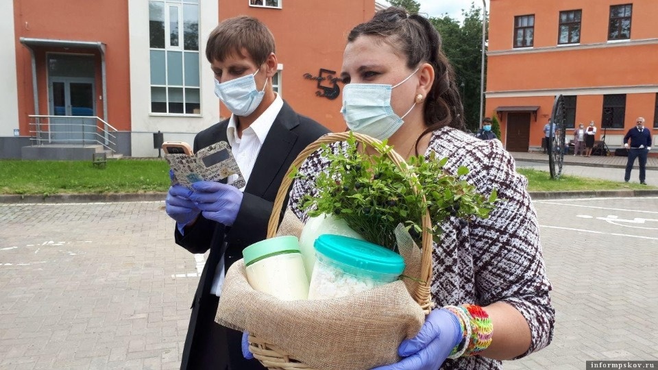 Восемь многодетных семей Псковской области получили микроавтобусы