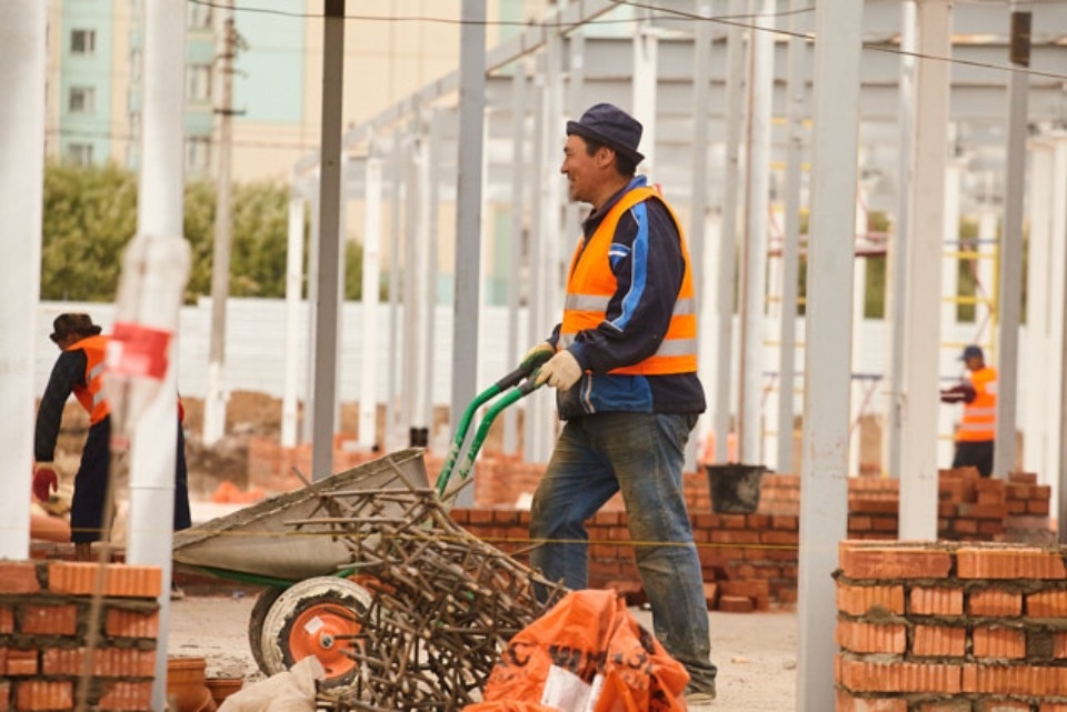 Подрядчик старается нагнать отставание от графика при строительстве школы в Великих Луках