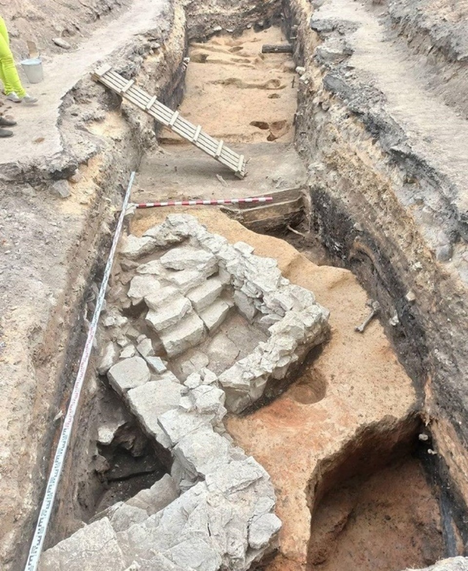 Найденную псковскими археологами под землей постройку снова закопают