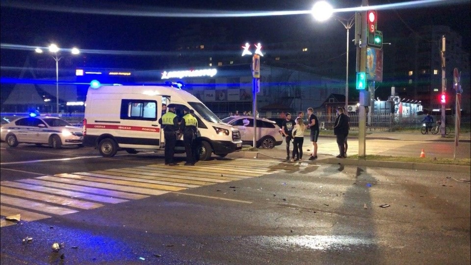 Попавший в ДТП автомобиль сбил ребёнка на пешеходном переходе в Пскове Попавший в ДТП автомобиль сбил ребёнка на пешеходном переходе в Пскове