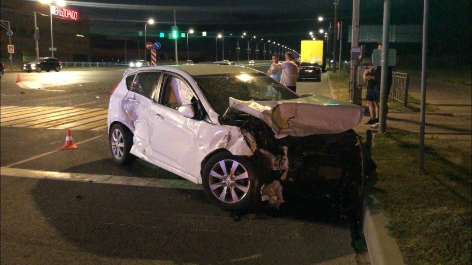 Попавший в ДТП автомобиль сбил ребёнка на пешеходном переходе в Пскове Попавший в ДТП автомобиль сбил ребёнка на пешеходном переходе в Пскове