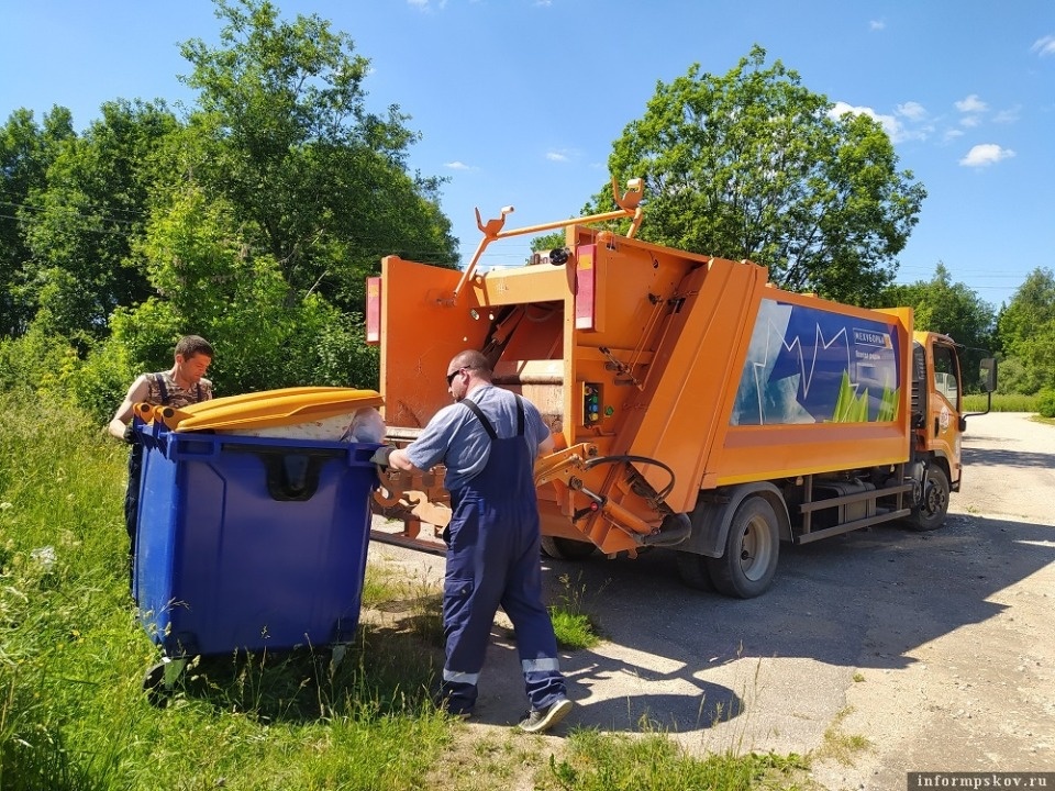 Тарифы на вывоз мусора пересмотрели в Псковской области
