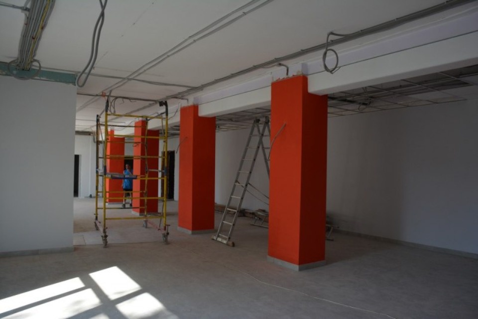 В Доме культуры в псковской Родине провели перепланировку и смонтировали сцену