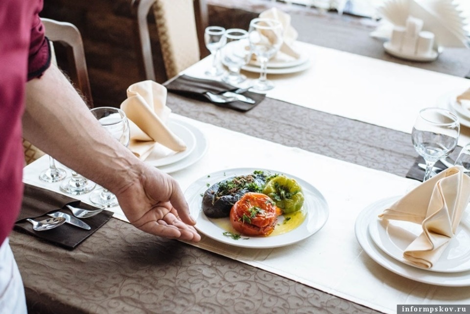 На месте закрывшихся псковских кафе откроются новые, уверен Андрей Михеев