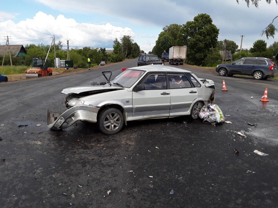 Два человека пострадали при столкновении трёх машин в Стругокрасненском районе Два человека пострадали при столкновении трёх машин в Стругокрасненском районе