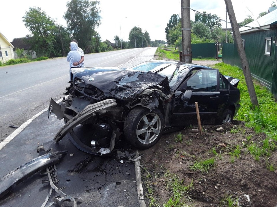 Два человека пострадали при столкновении трёх машин в Стругокрасненском районе Два человека пострадали при столкновении трёх машин в Стругокрасненском районе