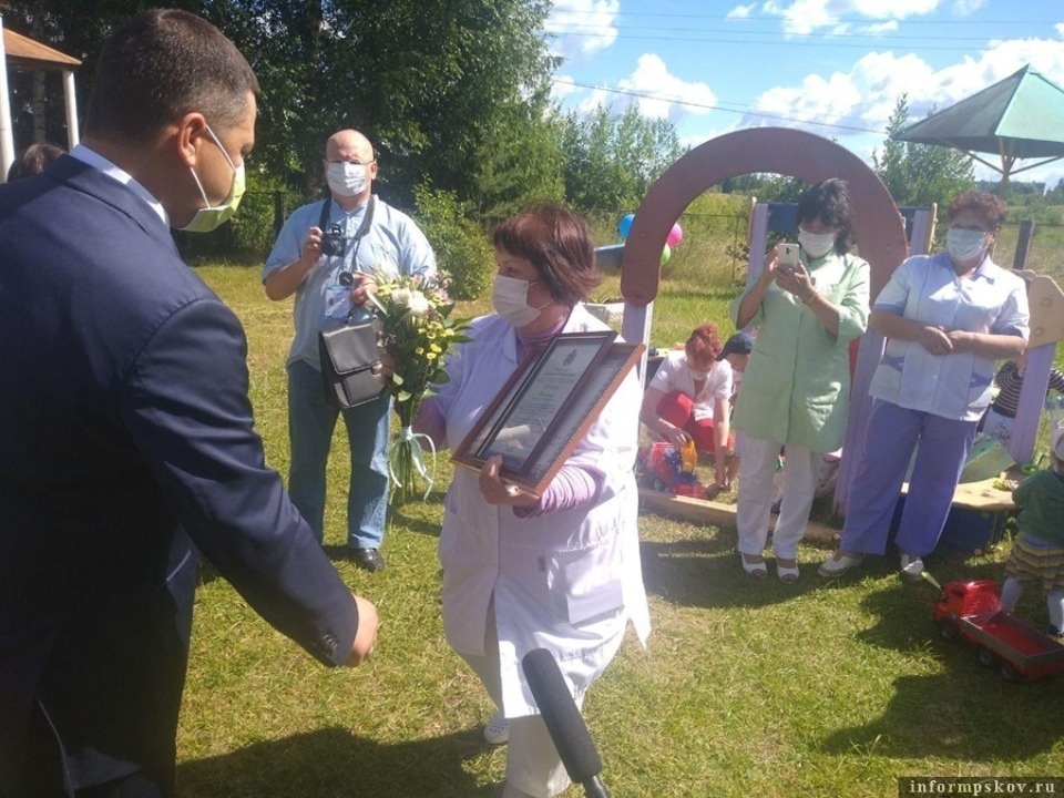 С 75-летием поздравил губернатор областной Дом ребёнка в Печорах