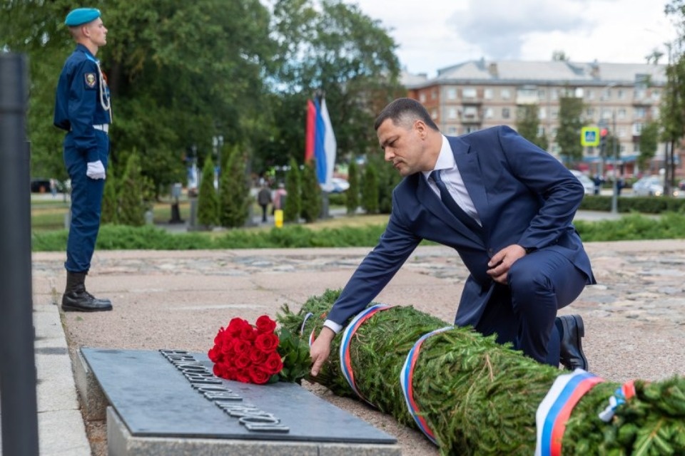 Михаил Ведерников почтил память павших псковичей