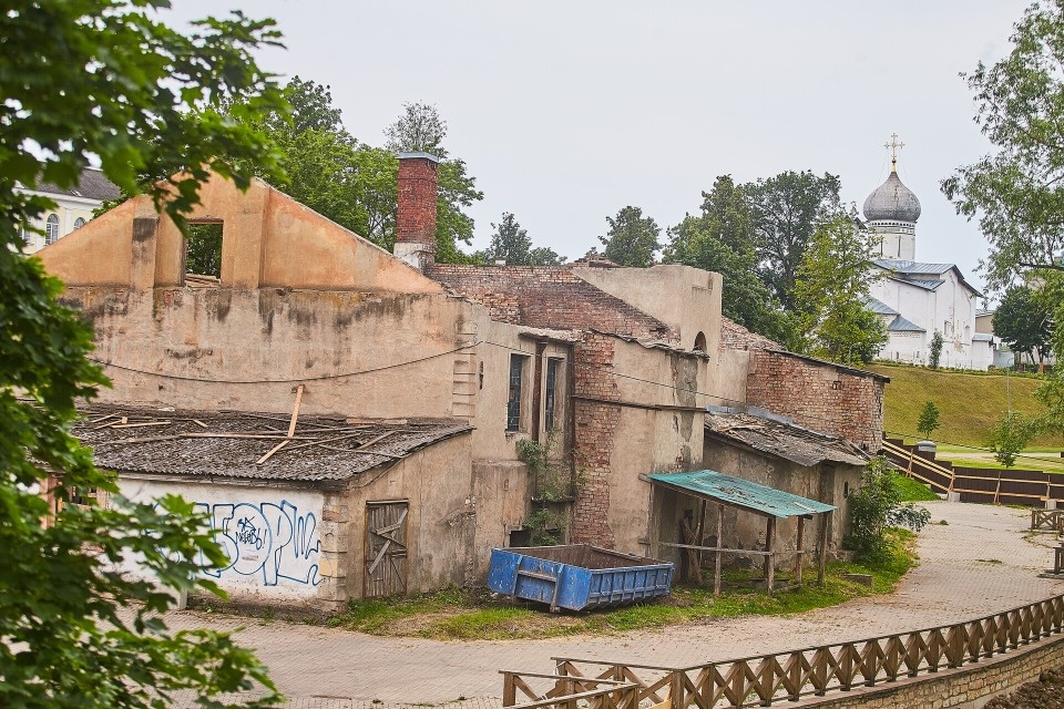 Фирма веники вяжет