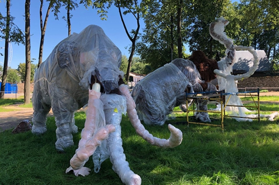 В парке Великих Лук начался монтаж динозавров и мамонтов В парке Великих Лук начался монтаж динозавров и мамонтов