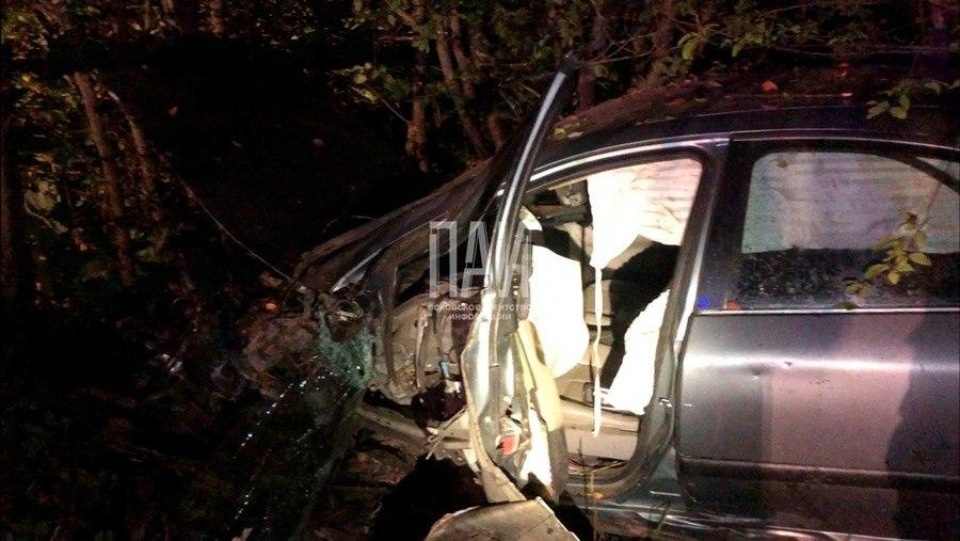 Пьяный автомобилист протаранил две машины и забор в Пскове