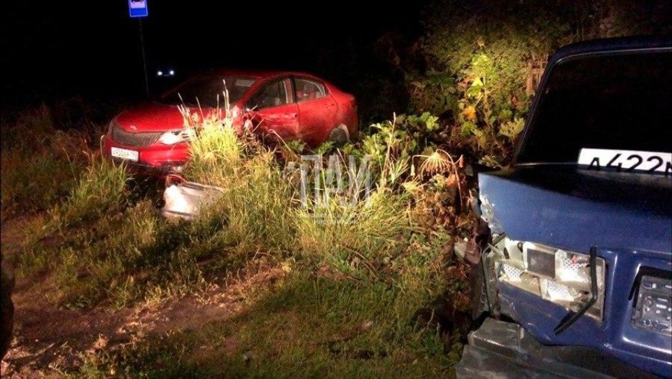 Пьяный автомобилист протаранил две машины и забор в Пскове