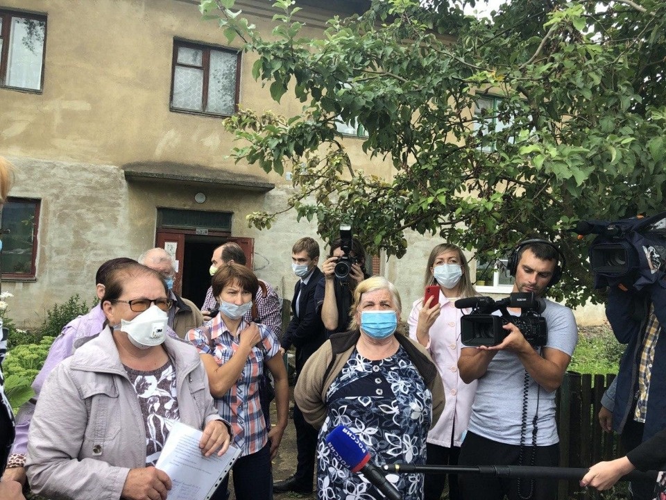 До ноября заменят кровлю и внутренние сети в доме на улице Тенистой в Великих Луках  