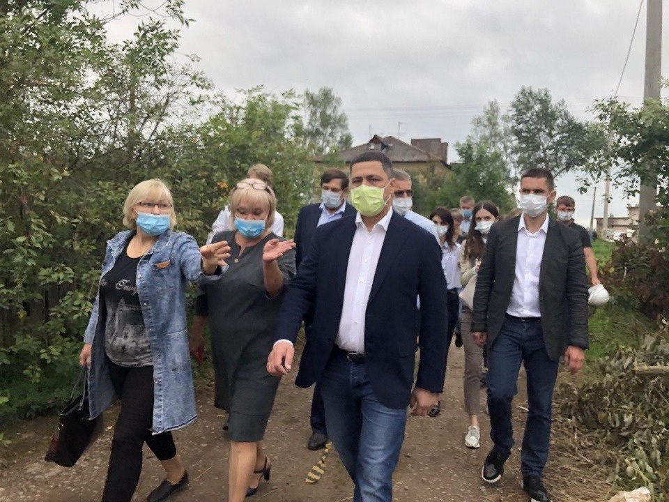 До ноября заменят кровлю и внутренние сети в доме на улице Тенистой в Великих Луках  